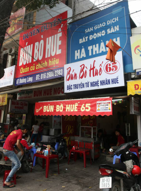 Đến cửa hiệu thứ ba thì cho rằng hai cửa hiệu bên cạnh là mới mở