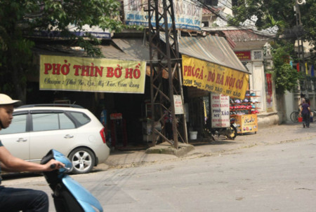 Trong hai nhà chỉ một nhà là chính hiệu nhưng để phân biệt cũng không dễ