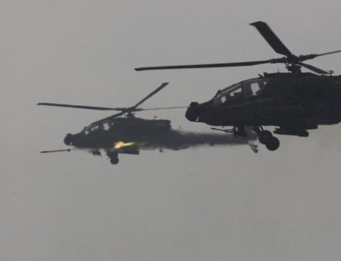 Các máy bay trực thăng AH-64 Apache của quân đội Mỹ tham gia tập trận bắn đạn thật tại Hàn Quốc năm 2012.