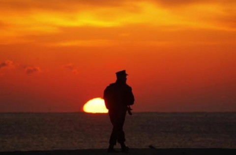 Lính thủy đánh bộ của Mỹ đứng gác khi mặt trời mọc trước khi Mỹ, Hàn tập trận chung ở dọc vùng Pohang.