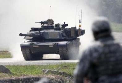 Binh sĩ Mỹ nhìn chiếc xe tăng chiến đấu M1A2 SEP Abrams trong cuộc tập trận chung giữa Mỹ, Hàn tại Pocheon.