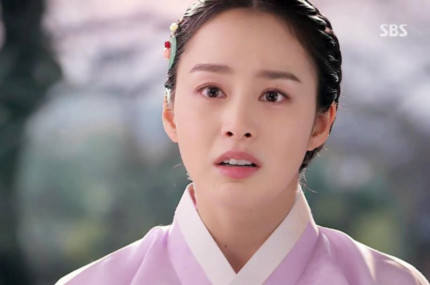 Tạo hình của Kim Tae Hee trong phim được khen vô cùng xinh đẹp, khả ái.