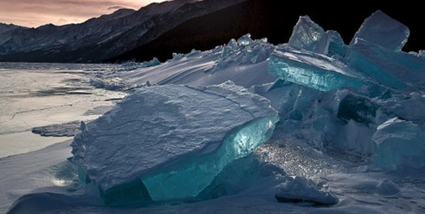 Lớp bề mặt tuyết trắng như tấm màn che phủ những tác phẩm điêu khắc tuyệt đẹp bằng “đá quý”. Các khối đá băng được hình thành một cách tự nhiên trên mặt hồ, được đặt tên là ngọn đồi băng, hình thành do thời tiết khắc nghiệt.