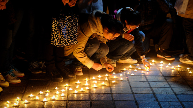 Sinh viên ĐH Cát Lâm (Trung Quốc) thắp nến cầu nguyện cho các nạn nhân trận động đất ở Tứ Xuyên