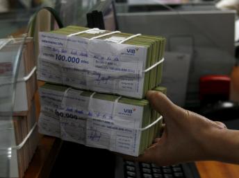 Tại một ngân hàng ở Hà Nội, tháng 10/2010. Nợ xấu trong hệ thống ngân hàng là một trong những nguyên nhân chính khiến Việt Nam tăng trưởng chậm lại.