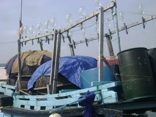 dàn đèn cao áp trên một tàu đánh cá của ngư dân địa phương