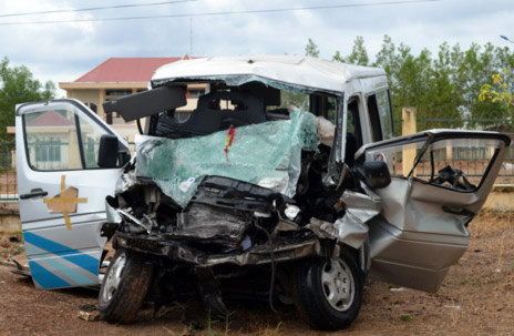 Chiếc xe khách biến dạng sau vụ tai nạn