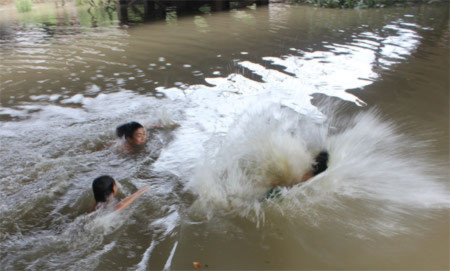 Tai nạn đuối nước rình rập trẻ ngày hè