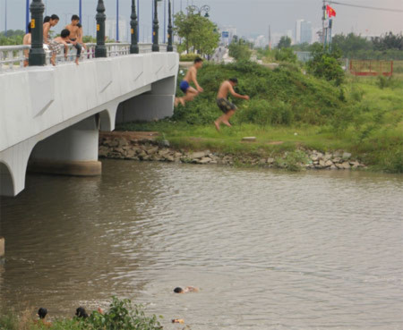 Thiếu sân chơi ngày hè, trẻ thường tìm đến trò chơi nhảy cầu tắm sông đầy nguy hiểm