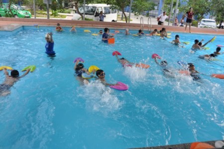 Học sinh Đà Nẵng được học bơi an toàn