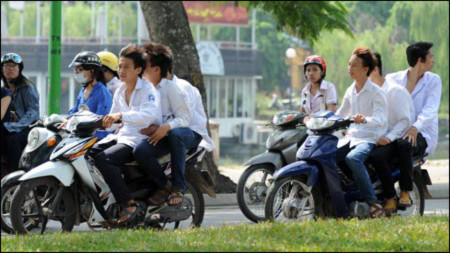 Đề xuất nóng, chống học sinh vi vu xe máy