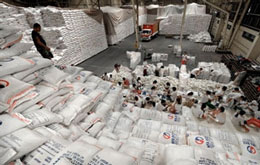 Công nhân đang vô bao gạo nhập khẩu từ Việt Nam ở Manila, Philippines. AFP