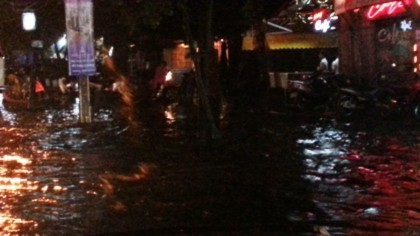 Nước ngập mênh mông trên đường Huỳnh Thúc Kháng.