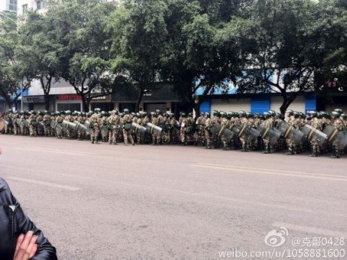 Hình ảnh 10.000 người biểu tình tại Trùng khánh- Trung Quốc - Tin180.com (Ảnh 4)