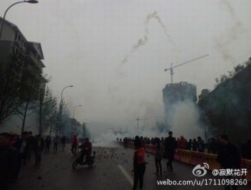 Hình ảnh 10.000 người biểu tình tại Trùng khánh- Trung Quốc - Tin180.com (Ảnh 5)