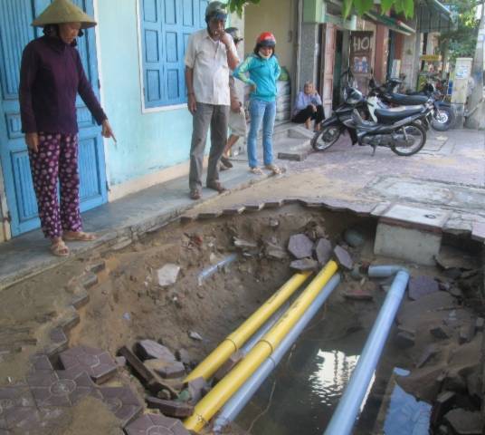 Hố sâu trước nhà anh Sơn