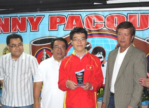 Liêm nhận cúp vô địch cờ chớp châu Á. Ảnh: Vietnamchess.