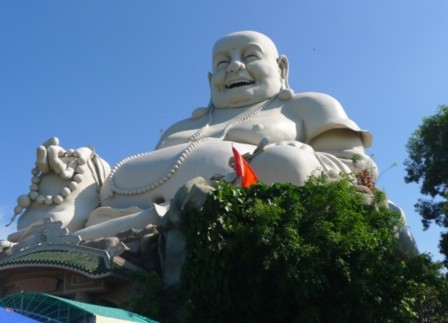 Nụ cười từ bi, hy xả và chiếc bụng to đặc trưng của Phật Di Lặc.