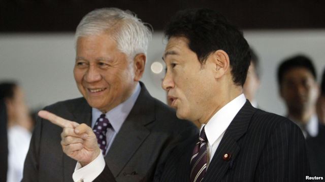 Ngoại trưởng Nhật Bản Fumio Kishida (phải) và Ngoại trưởng Philippines Albert del Rosaril