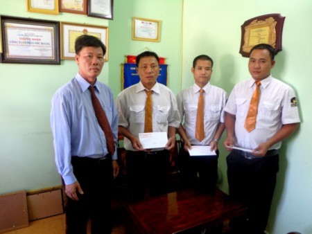 Ba tài xế của taxi Tiên Sa nhận phần thưởng từ lãnh đạo công ty Phú Hoàng