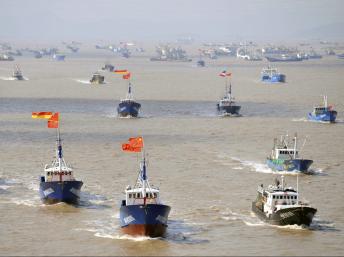 Tàu cá Trung Quốc ồ ạt tới ra ngư trường gần quần đảo tranh chấp với Nhật Bản ngày 17/9/2012. REUTERS/Stringer
