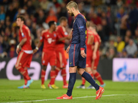 Pique trở thành tội đồ ở Nou Camp với pha đá phản lưới nhà