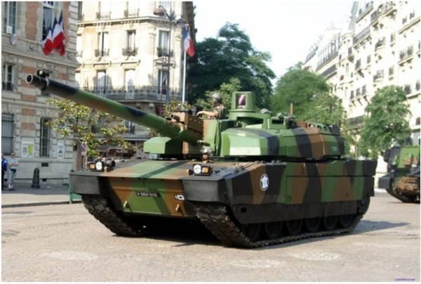 Pháo nòng trơn CN120-26 cỡ nòng 120mm của AMX-56 Leclerc.