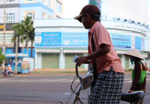 Một Em bé đang bán vé số tại TPHCM hôm 05-06-2013.