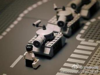 Ảnh chụp xe tăng và người đứng chận bằng trò chơi ghép hình Lego cũng bị kiểm duyệt (DR)