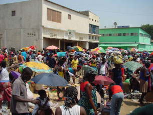 Một khu chợ ở Angola, ảnh chụp tháng 5 năm 2013. RFA PHOTO