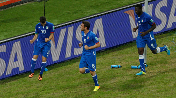 Các cầu thủ Ý vui mừng khi Giovinco ghi bàn quyết định - Ảnh: Reuters