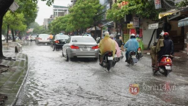 Nhiều tuyến phố Hà Nội ngập do ảnh hưởng bão số 2 1