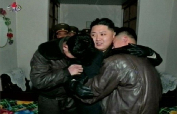  Hai quân nhân này thì sung sướng gục hẳn đầu vào vai Kim Jong Un để khóc nức nở. Đối với họ, đó là một vinh dự vô cùng lớn