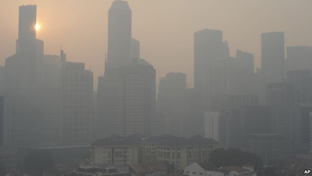 Chỉ số ô nhiễm không khí của Singapore tăng vọt lên mức cao kỷ lục là 371 điểm.