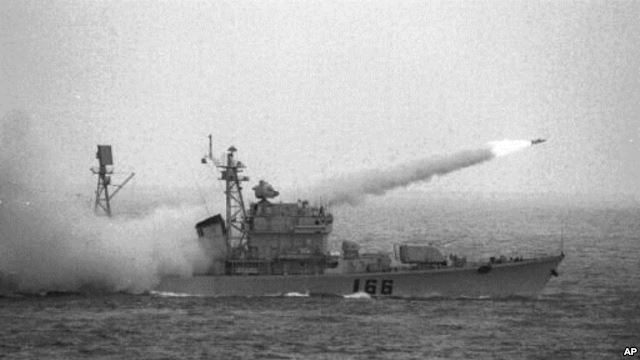 Tàu khu trục của Trung Quốc bắn tên lửa trong một cuộc tập trận ở Biển Ðông.