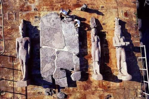 Nhiều bức tượng lớn và mảnh vỡ của một bia đá khổng lồ được trục vớt lên xà lan. Các bức tượng của Pharaoh, hoàng hậu và thần Hapi có niên đại thế kỷ 4 TCN còn bia đá vào khoảng thế kỷ 2 TCN.