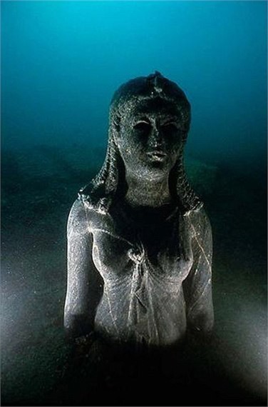 Một trong những bức tượng còn nguyên vẹn nhất tại đây là bức tượng bằng đá đen của nữ hoàng Ptolemy trong trang phục giống như hình ảnh của nữ thần Isis.