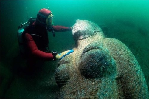 4. Còn đây là một bức tượng của hoàng hậu Ptolemaic bằng đá granit đỏ. Bức tượng có kích thước 490cm và nặng chừng 4 tấn.