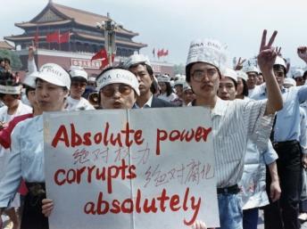 Một nhóm nhà báo ủng hộ các sinh viên biểu tình đòi dân chủ ở quảng trường Thiên An Môn, 17/05/1989 REUTERS/Carl Ho