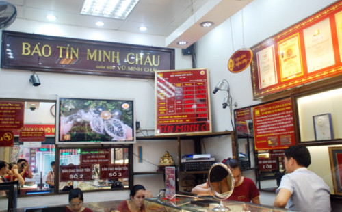 Hiệu vàng Bảo Tín Minh Châu vắng vẻ hiếm có chiều 20/6, thời điểm vàng xuống giá thấp nhất. Hiệu vàng Bảo Tín Minh Châu vắng vẻ hiếm có chiều 20/6, thời điểm vàng xuống giá thấp nhất.