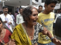 Nhiều bà mẹ Ấn Độ khóc than khi biết được hung tin (Reuters)