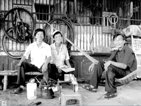 3 anh em trong tiệm sửa xe vỉa hè của mình - chú Thạch, chú Thống, chú Vinh (từ trái qua phải)