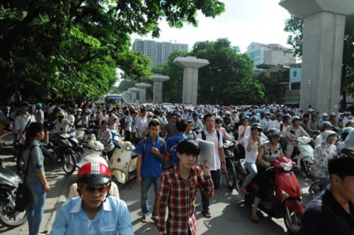 Bối rối với "câu hỏi lạ" trong đề Vật lý, Tin tức trong ngày, diem thi dai hoc 2013, diem chuan dai hoc 2013, Tuyen sinh, tuyen sinh 2013, tuyển sinh, tin tuyen sinh, thong tin tuyen sinh, tuyen sinh dai hoc 2013, tuyen sinh dai hoc, giao duc, du hoc, vn, bao, tin tuc
