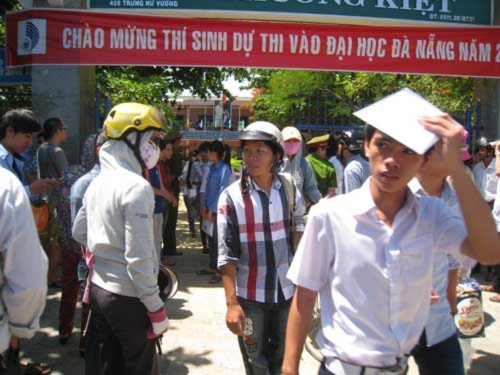Bối rối với "câu hỏi lạ" trong đề Vật lý, Tin tức trong ngày, diem thi dai hoc 2013, diem chuan dai hoc 2013, Tuyen sinh, tuyen sinh 2013, tuyển sinh, tin tuyen sinh, thong tin tuyen sinh, tuyen sinh dai hoc 2013, tuyen sinh dai hoc, giao duc, du hoc, vn, bao, tin tuc