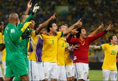 Các cầu thủ Brazil ăn mừng chức vô địch Confederations Cup - Ảnh: Reuters