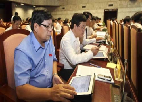 Không ít đại biểu do tuổi cao, ít tiếp xúc với công nghệ hiện đại nên chưa tận dụng hết tính năng của laptop, iPad