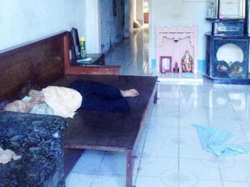 Mẹ ông chủ vé số lớn nhất nhì TP. Sóc Trăng nằm bệt trên tấm phản, không ai chăm sóc.