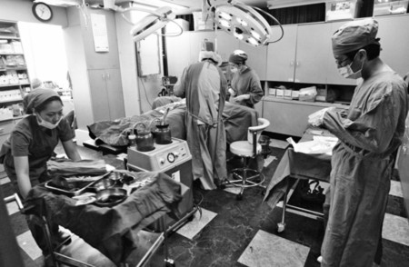 Các bác sĩ phẫu thuật ở Hàn Quốc được huấn luyện cao và thường xuyên cập nhật công nghệ phẫu thuật mới nhất