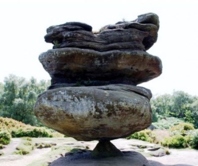 Tảng đá lớn có thể nằm cân bằng trên một bệ đỡ nhỏ bé