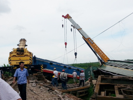 Hiện trường ngổn ngang nơi xảy ra lật tàu
